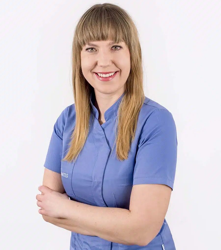 Marta Penno w niebieskim stroju medycznym