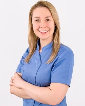 Katarzyna Manai w niebieskim stroju medycznym