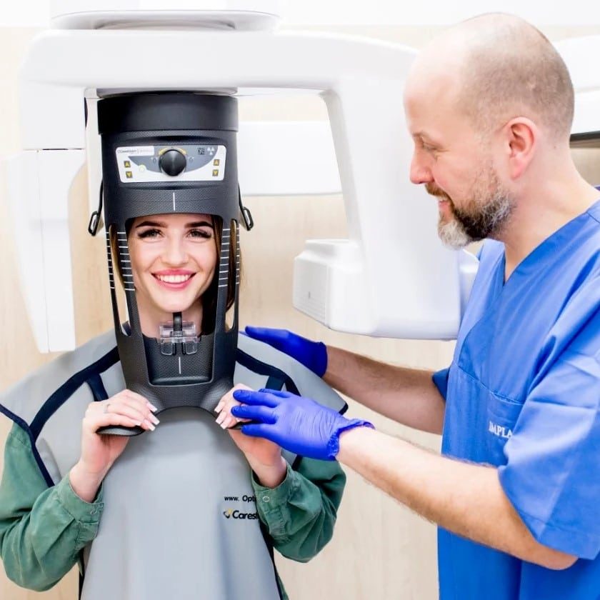 Pacjentka przy aparacie do tomografii zębów