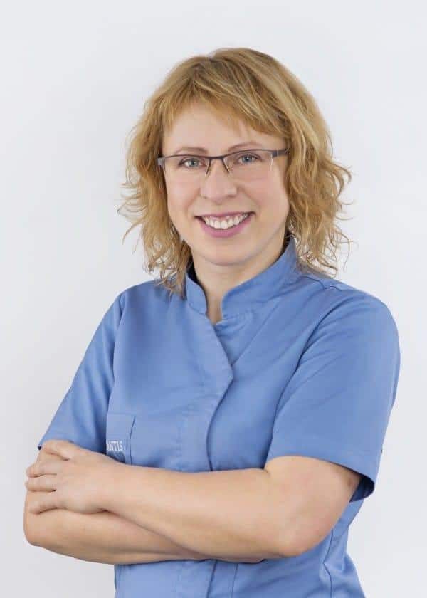 Agata Heflich-Sala w niebieskim stroju medycznym