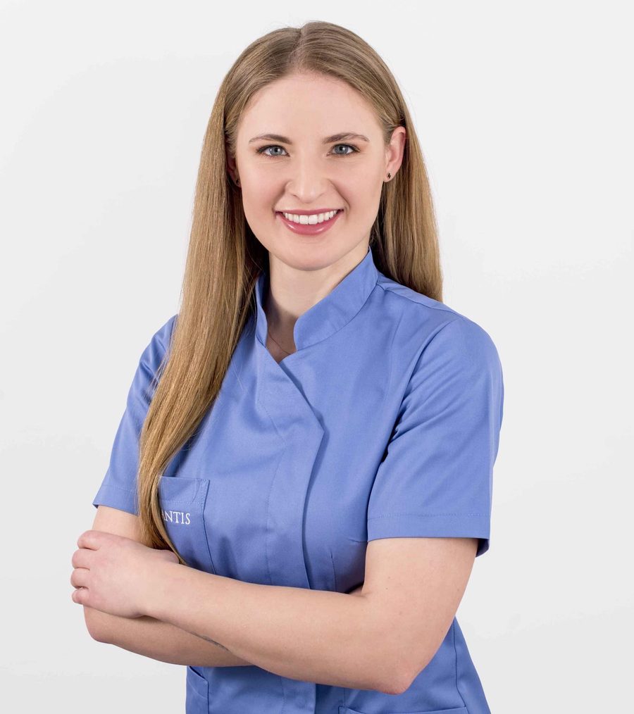 Paulina Atalska w niebieskim stroju medycznym